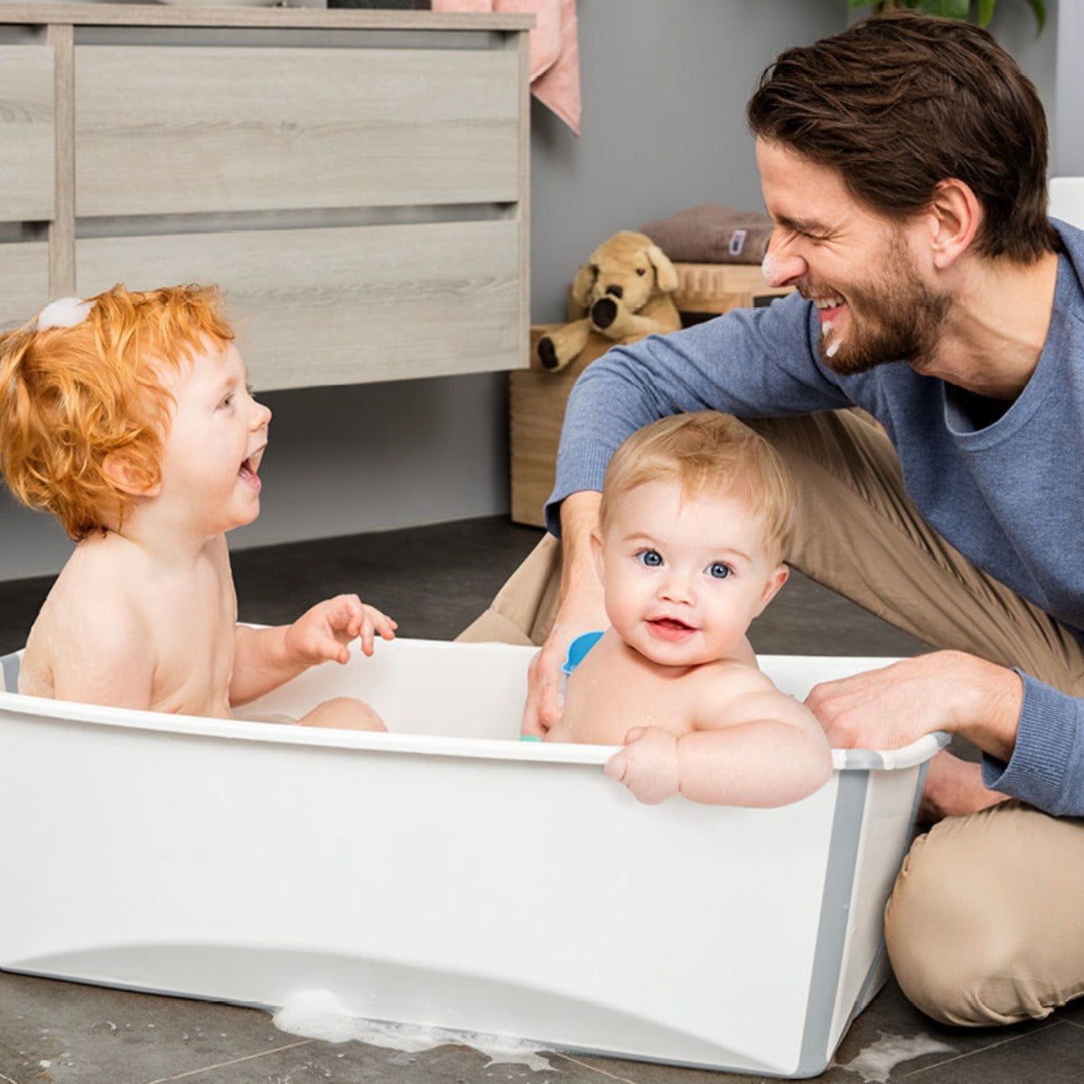 Stokke XL Flexi bath in white lifestyle of dad with babies