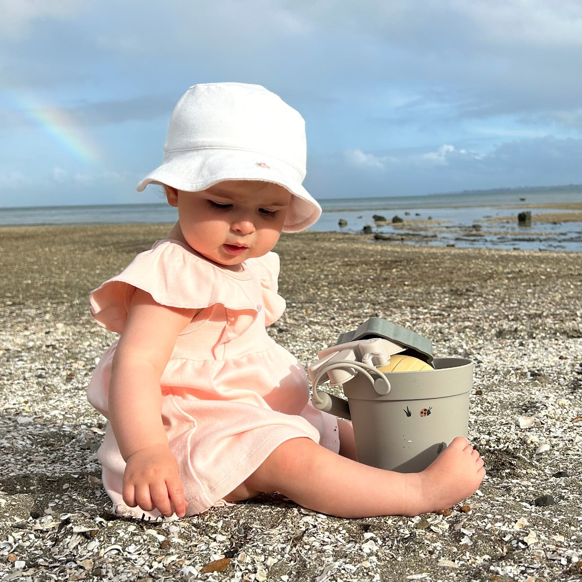 Cotton Sunhat Dimples in white rose lifestyle
