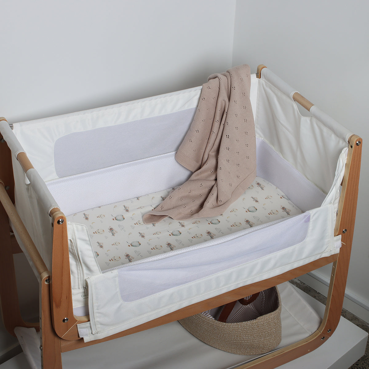 Cotton fitted bassinet sheet in Snuzpod and knit blanket