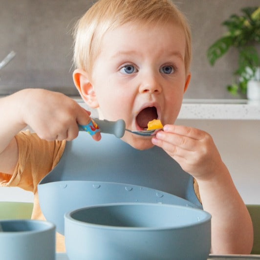 Baby eating with Zazi feeding set